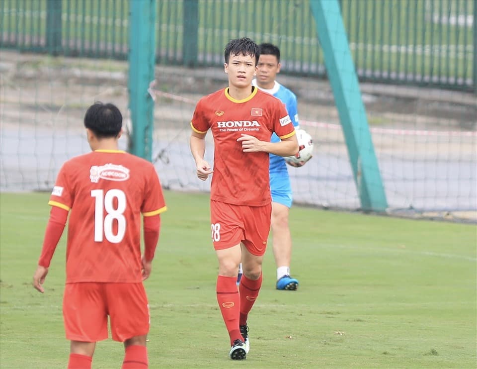 Hoàng Đức chấn thương, thầy Park lại đau đầu tuyến giữa