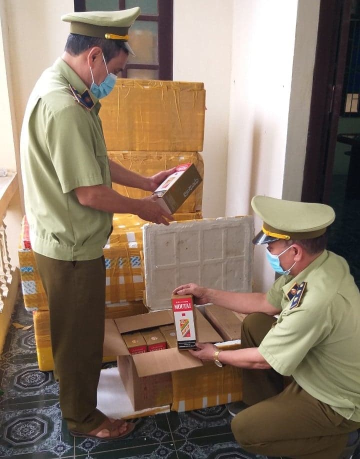 Xử phạt 90 triệu đồng, tịch thu 408 chai rượu nhập lậu