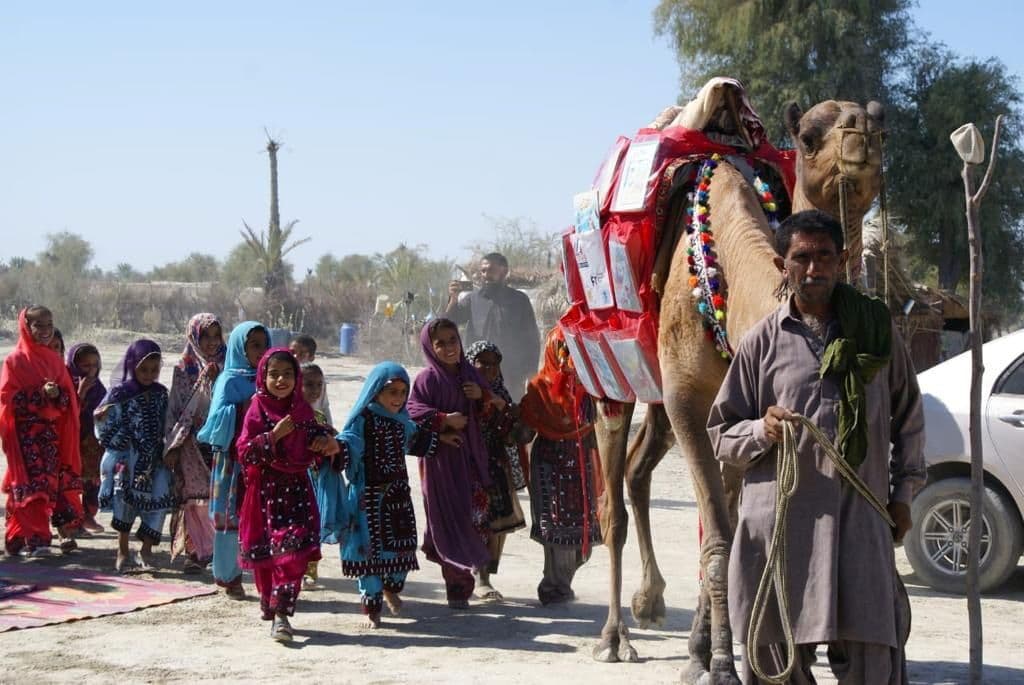 Thư viện trên lưng lạc đà cho trẻ em nghèo Pakistan