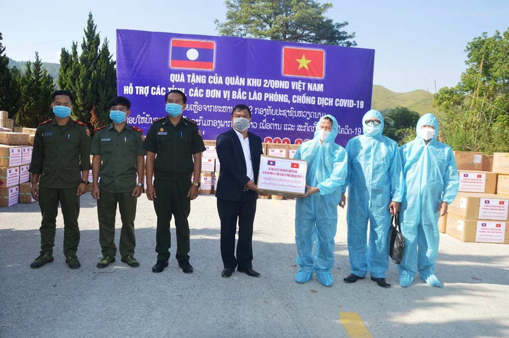 Quân khu 2 hỗ trợ thiết bị, vật tư y tế giúp Lào phòng, chống dịch Covid-19
