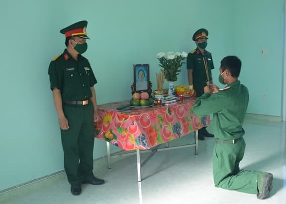 Mẹ mất, chiến sĩ nén đau thương hoàn thành khóa huấn luyện