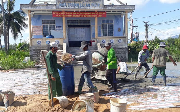 Nhân dân Phước Mỹ làm sân bê tông phục vụ bầu cử