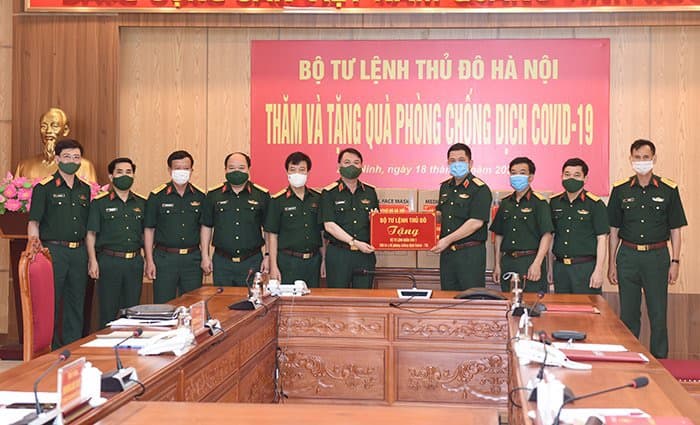 Bộ tư lệnh Thủ đô Hà Nội tặng Bộ tư lệnh Quân khu 1 vật tư y tế để phòng, chống dịch Covid-19