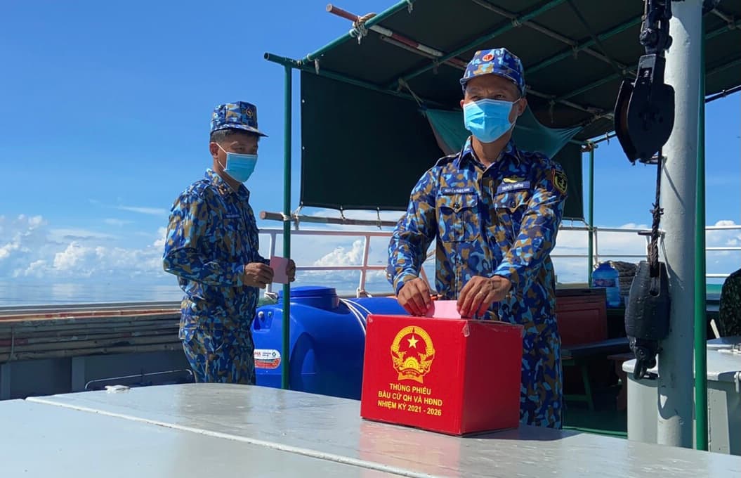 Cán bộ, chiến sĩ Tàu 792 bầu cử sớm trên biển
