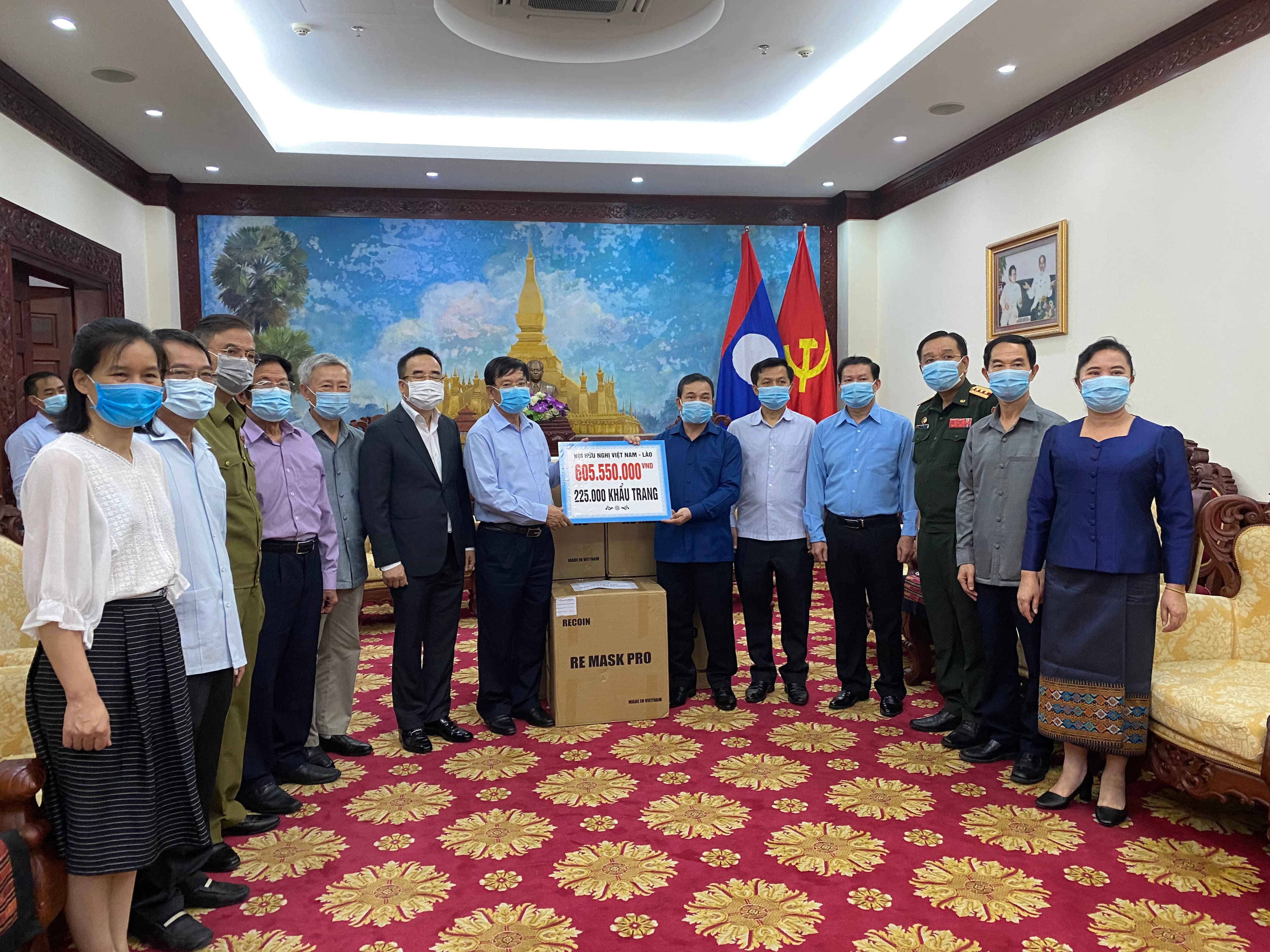 Nhân dân Việt Nam sát cánh cùng nhân dân Lào trong cuộc chiến chống đại dịch