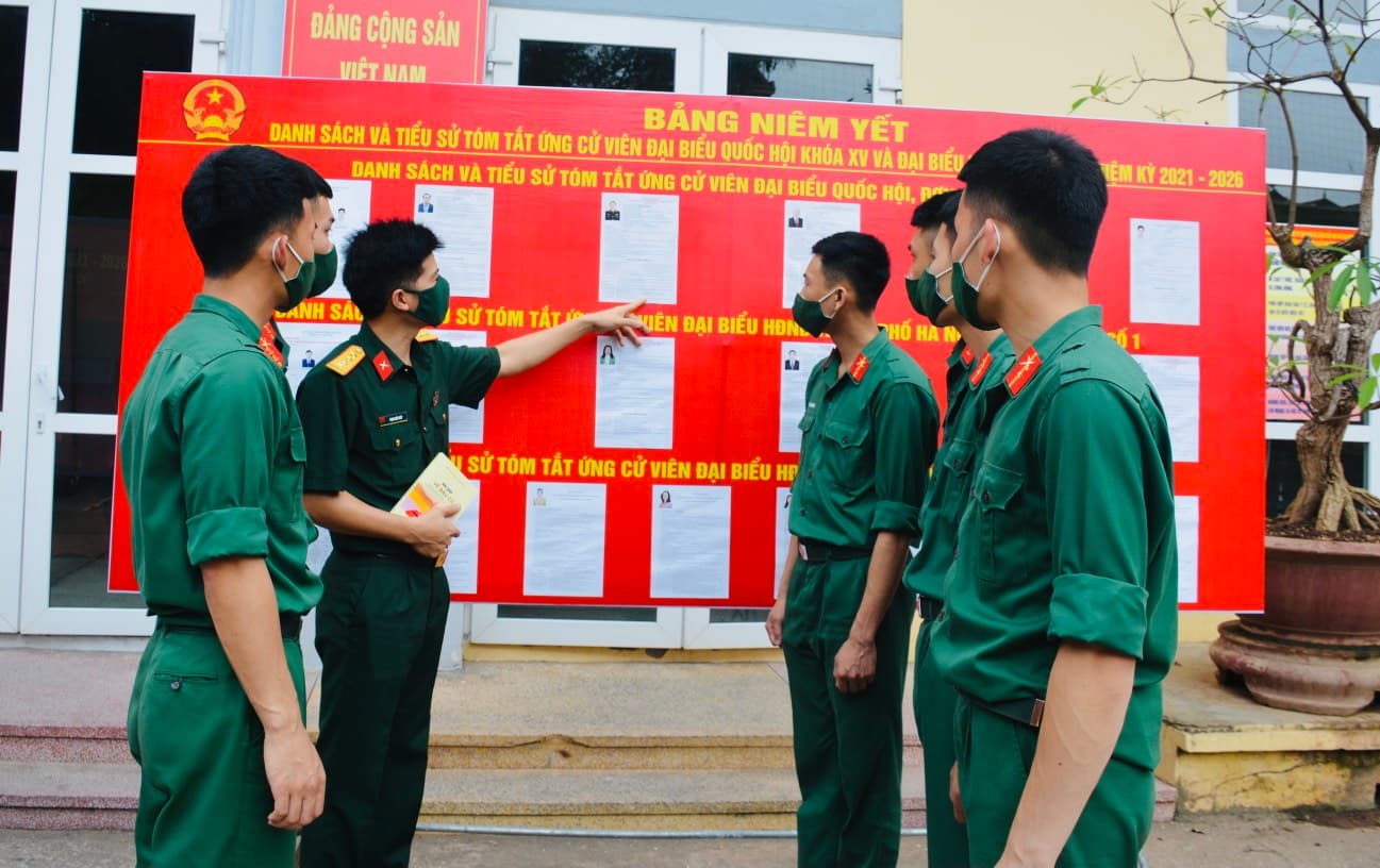 Chiến sĩ cận vệ Lăng hướng về ngày bầu cử