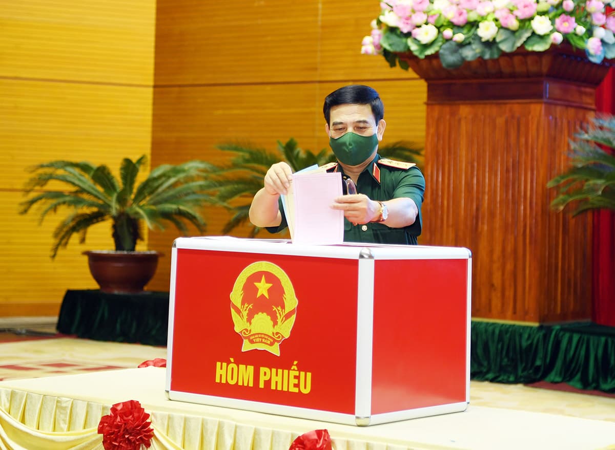 Bộ trưởng Phan Văn Giang tham gia bầu cử tại khu vực bỏ phiếu số 11, phường Điện Biên, quận Ba Đình, TP Hà Nội