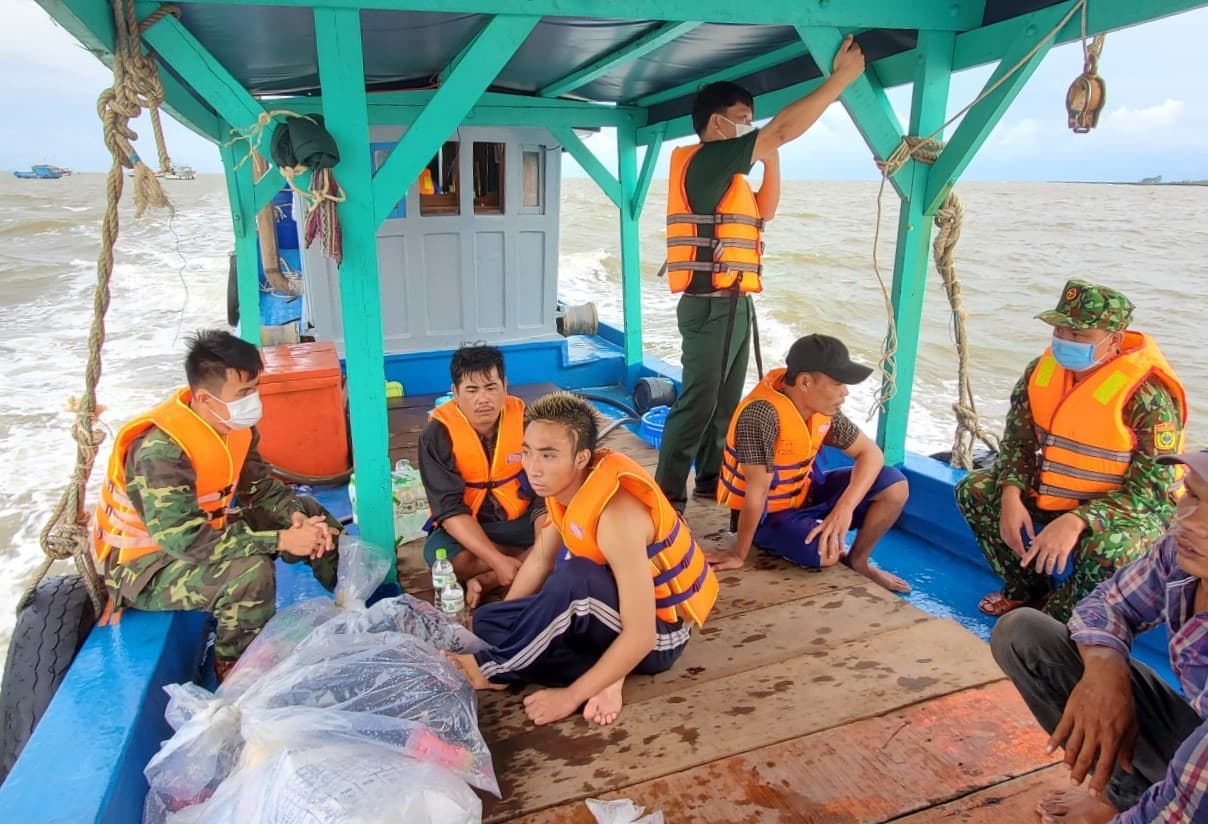 Cứu kịp thời 9 người bị nạn trên biển