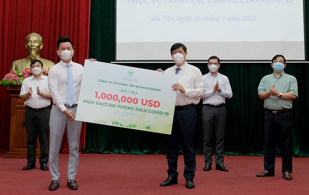 Bộ Y tế tiếp nhận hỗ trợ 125 tỷ đồng, 1 triệu USD và 1 triệu liều vaccine cho quỹ mua vaccine phòng Covid-19