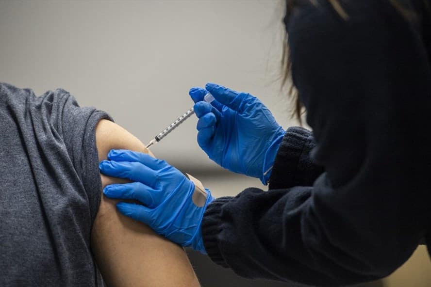 Một nửa dân số trưởng thành Mỹ đã tiêm xong vaccine ngừa Covid-19