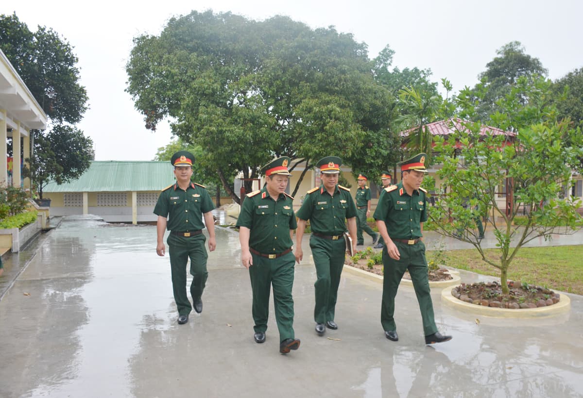 Chung tay “thay áo mới” cho doanh trại