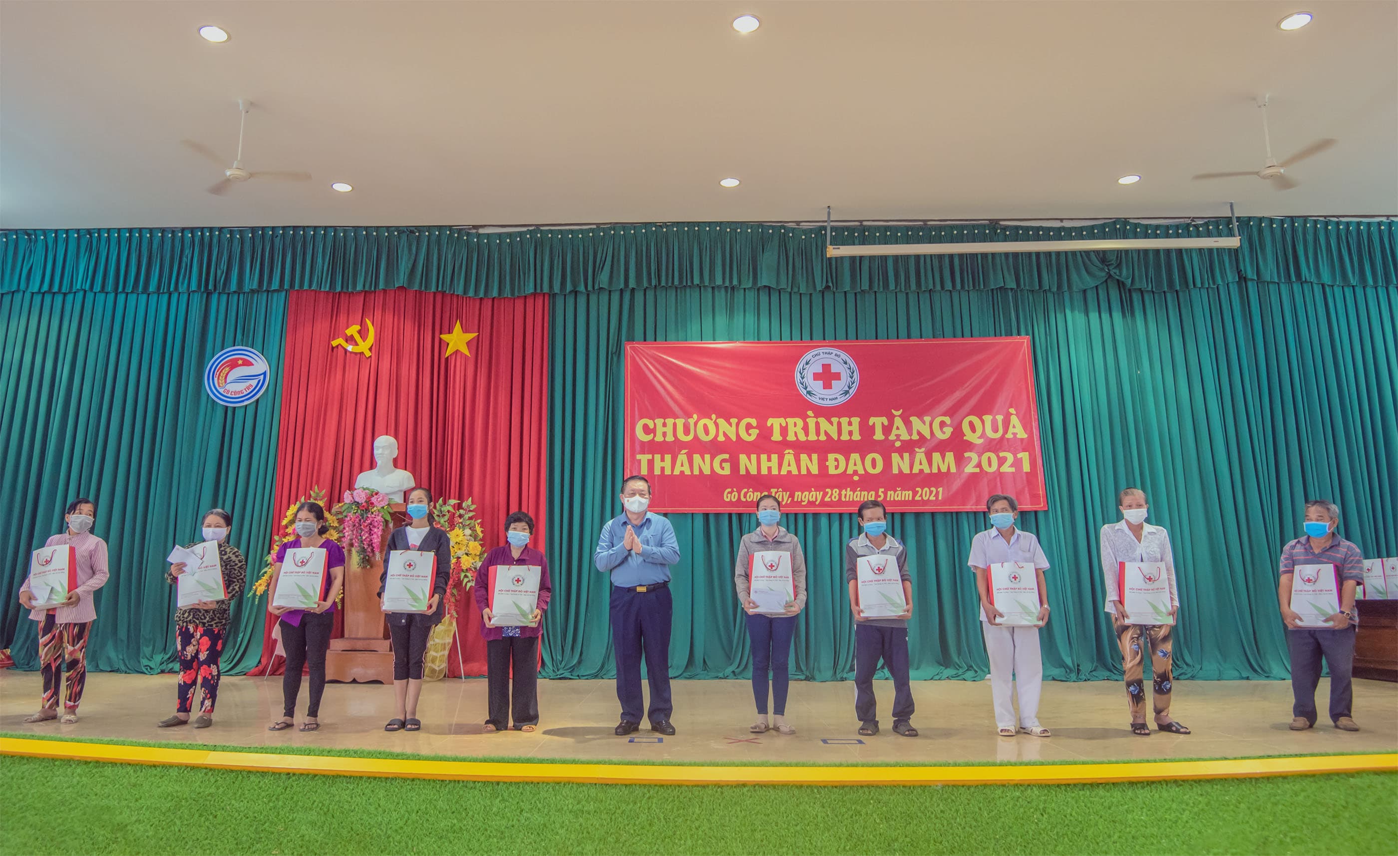 Ban Tuyên giáo Trung ương trao quà tặng gia đình chính sách, hộ nghèo tỉnh Tiền Giang