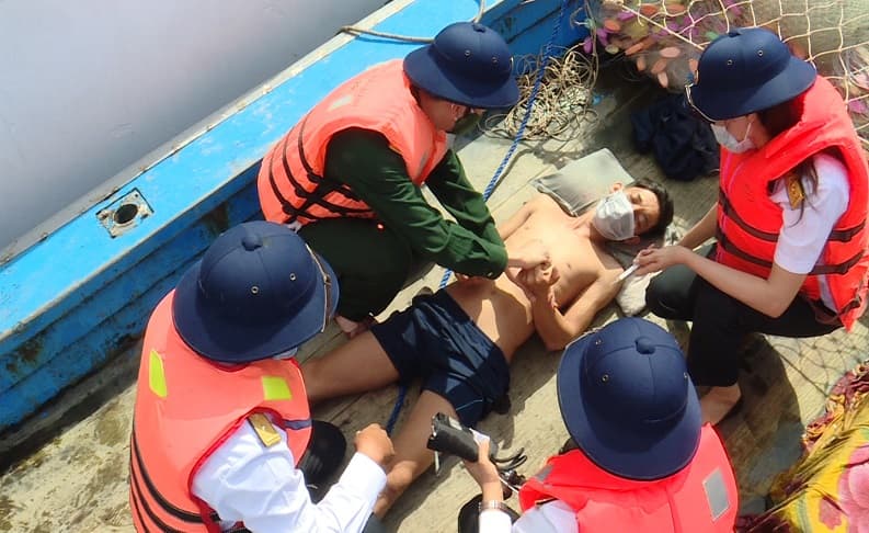 Tàu ra Trường Sa công tác bất ngờ cứu thành công ngư dân gặp nạn