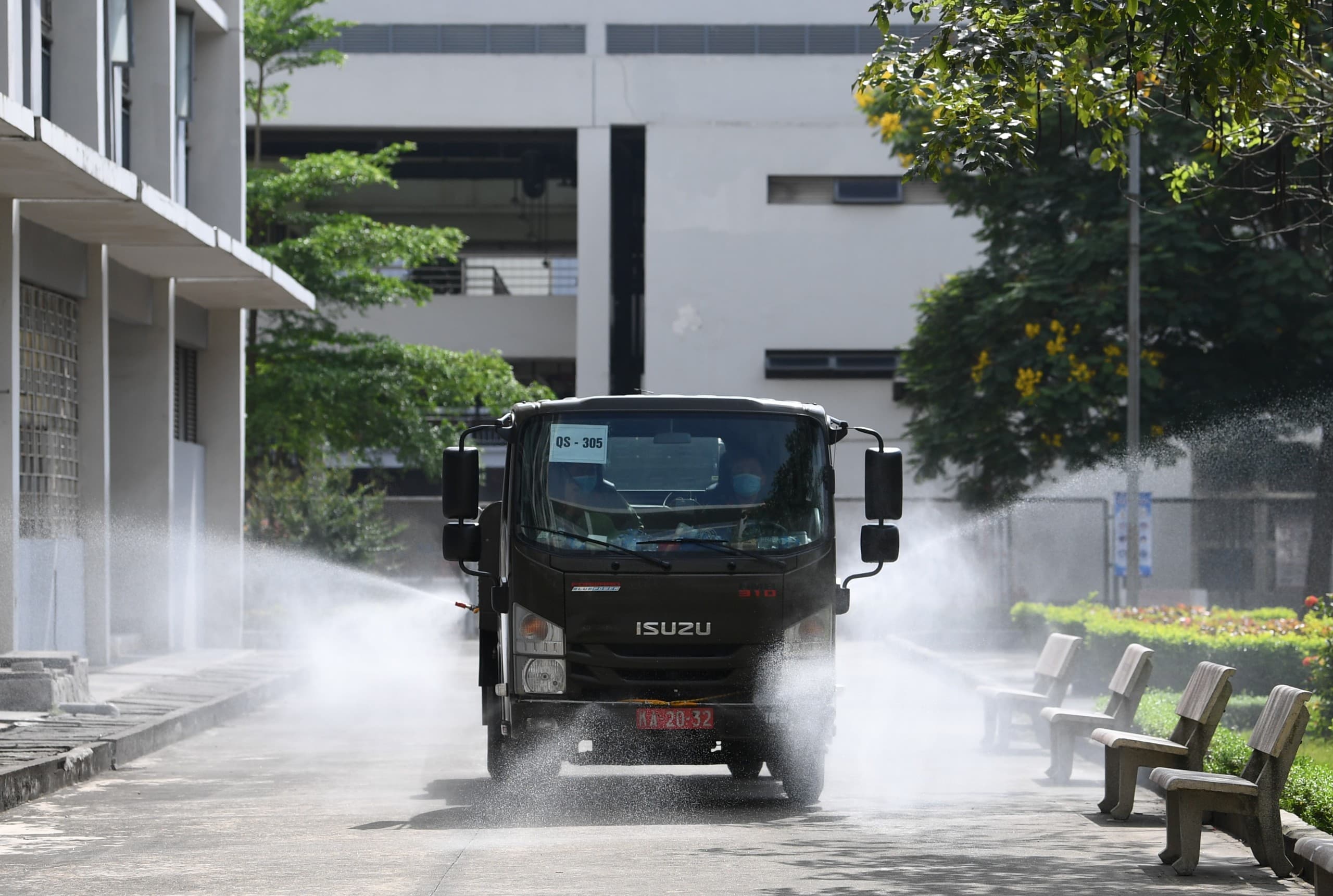 Xe khử khuẩn phòng hóa như con thoi trong tâm dịch Bắc Giang