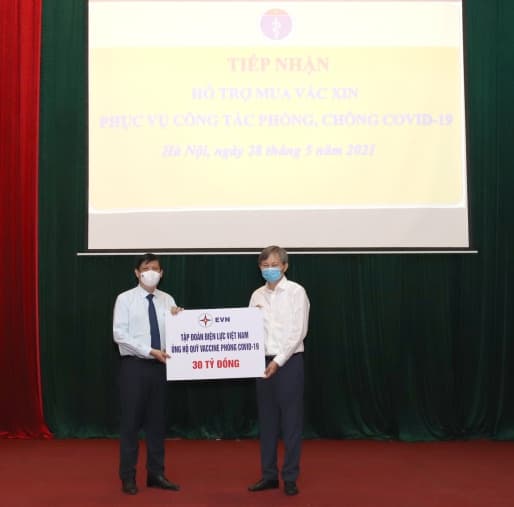 Thực hiện Nghị quyết số 84/NQ-CP: Tập đoàn Điện lực Việt Nam ủng hộ 30 tỷ đồng vào Quỹ vaccine phòng Covid-19

​