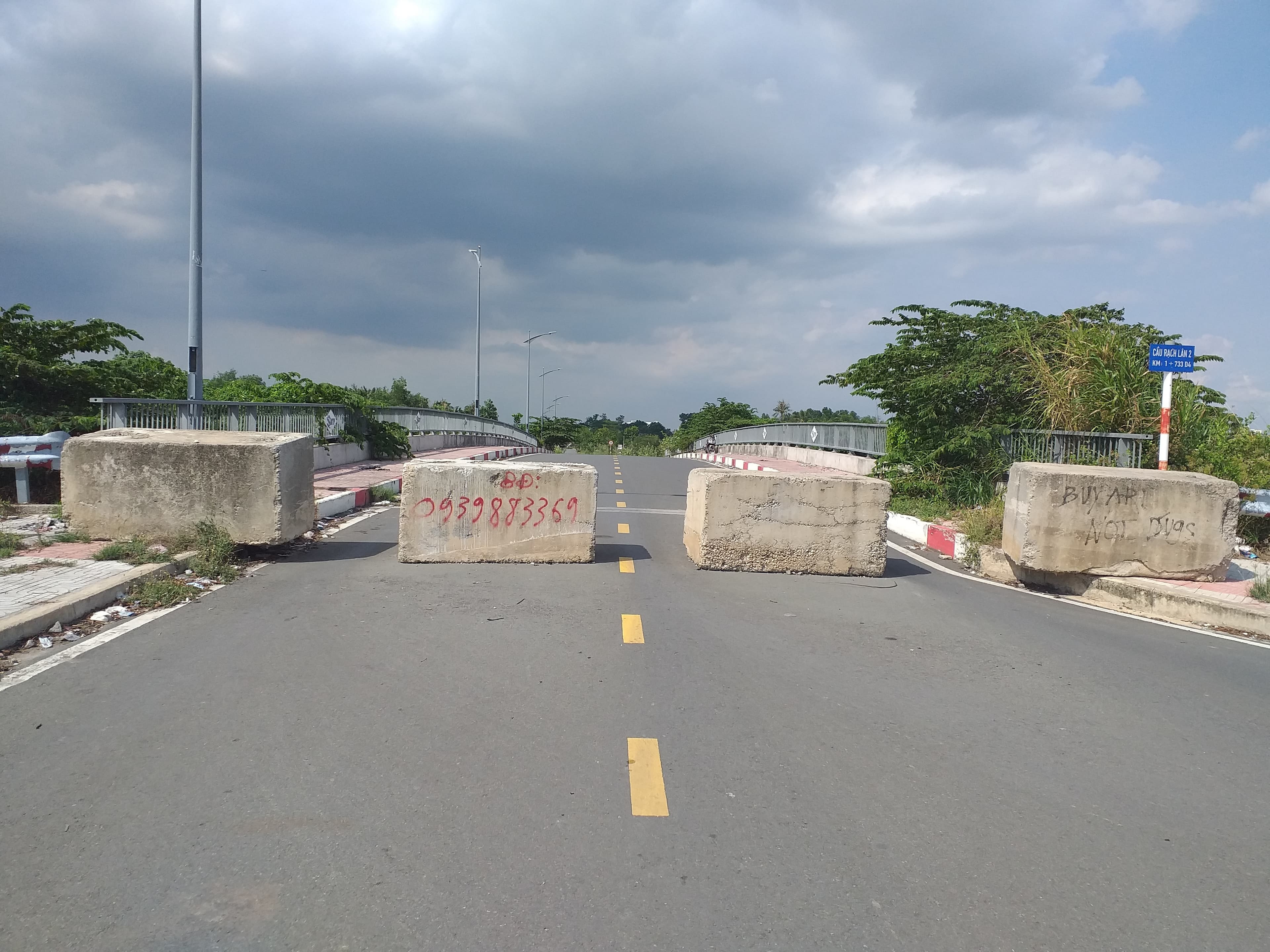 Nguy hiểm từ những khối bê tông chắn đường