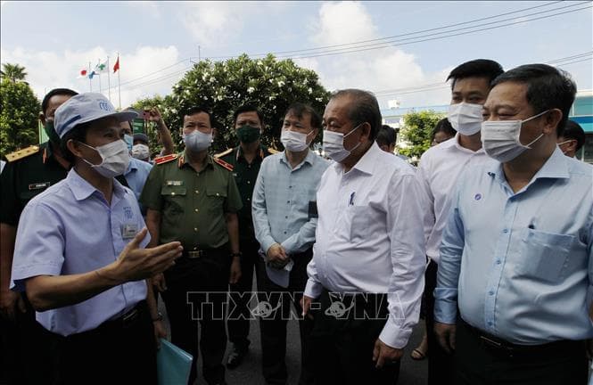 Phó thủ tướng Thường trực Chính phủ Trương Hòa Bình kiểm tra phòng dịch Covid-19 tại Thành phố Hồ Chí Minh