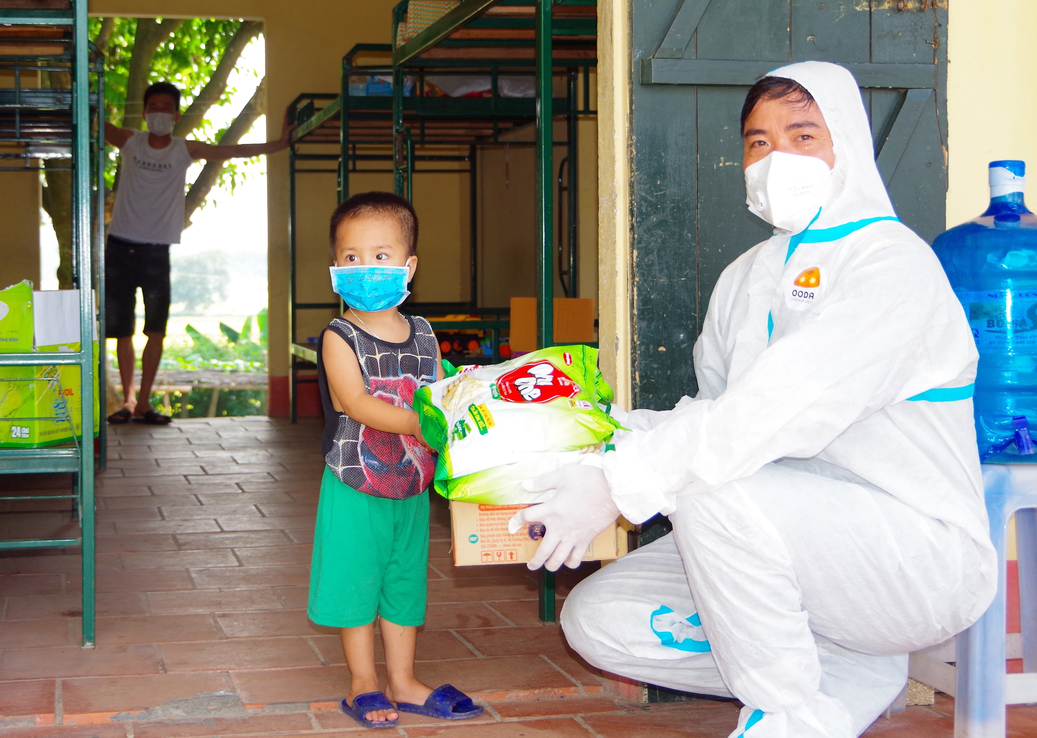 Tặng quà cho thiếu nhi trong khu cách ly