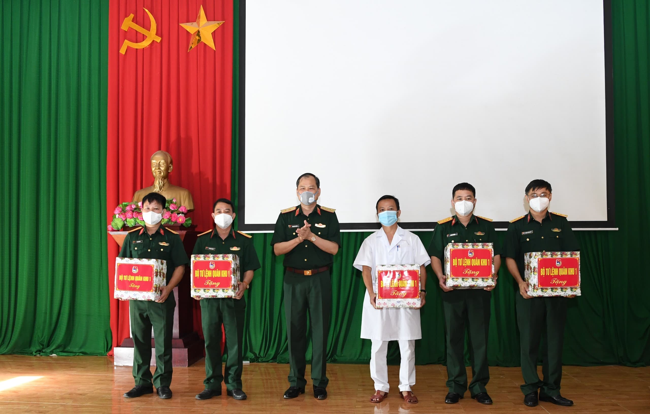 Đoàn công tác Quân khu 1 thăm và làm việc tại Bắc Giang