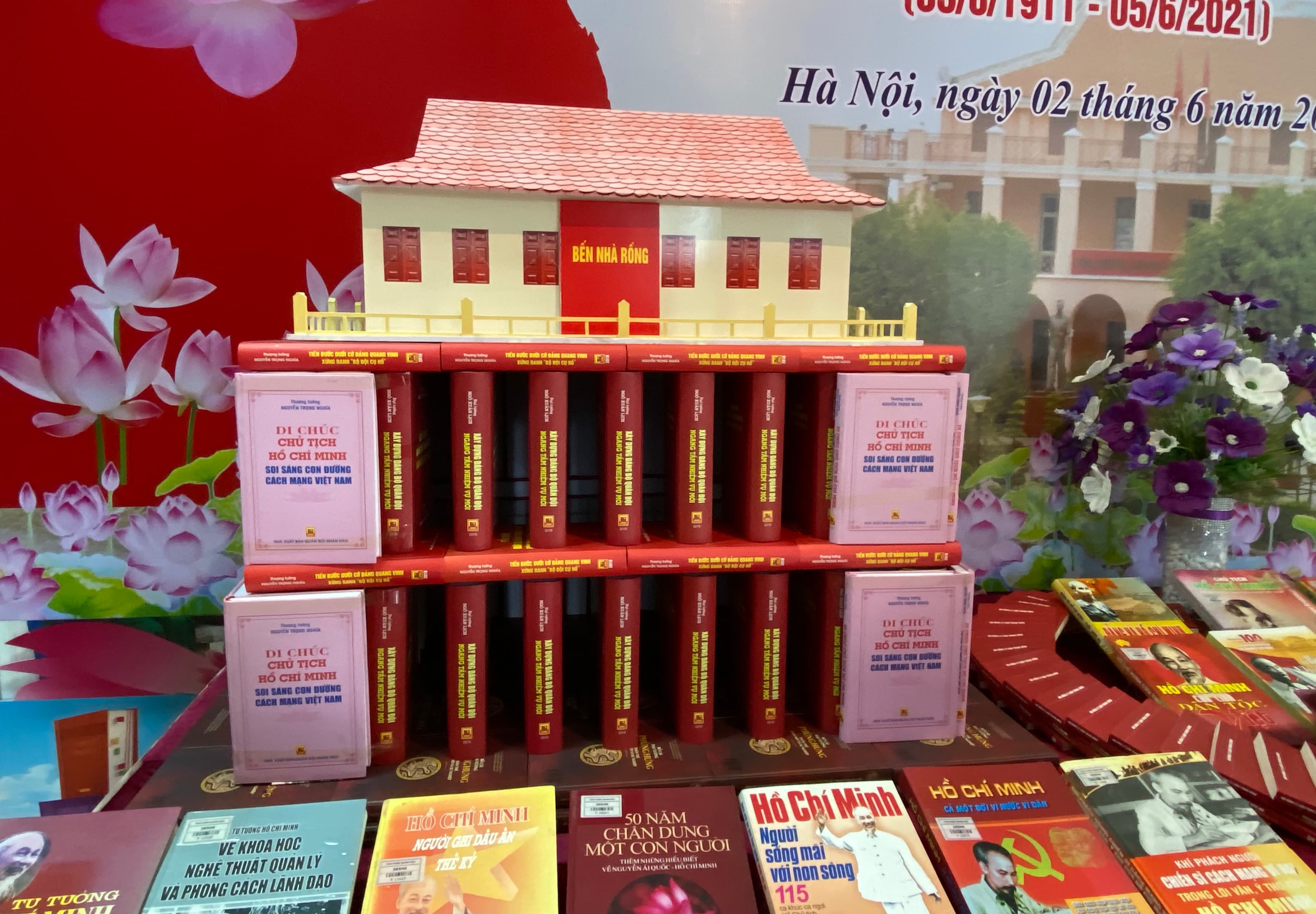 Thư viện Quân đội tổ chức triển lãm sách “Hồ Chí Minh-Cuộc hành trình thế kỷ”