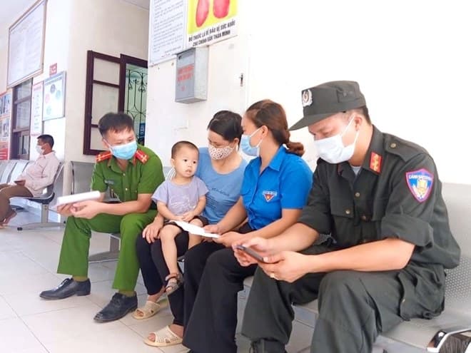 Bộ trưởng Bộ Y tế tặng Bằng khen hai sĩ quan công an hiến máu cứu trẻ em trong vùng dịch