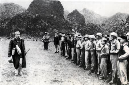 “Trùng trùng đoàn quân tiến bước theo con đường của Bác”