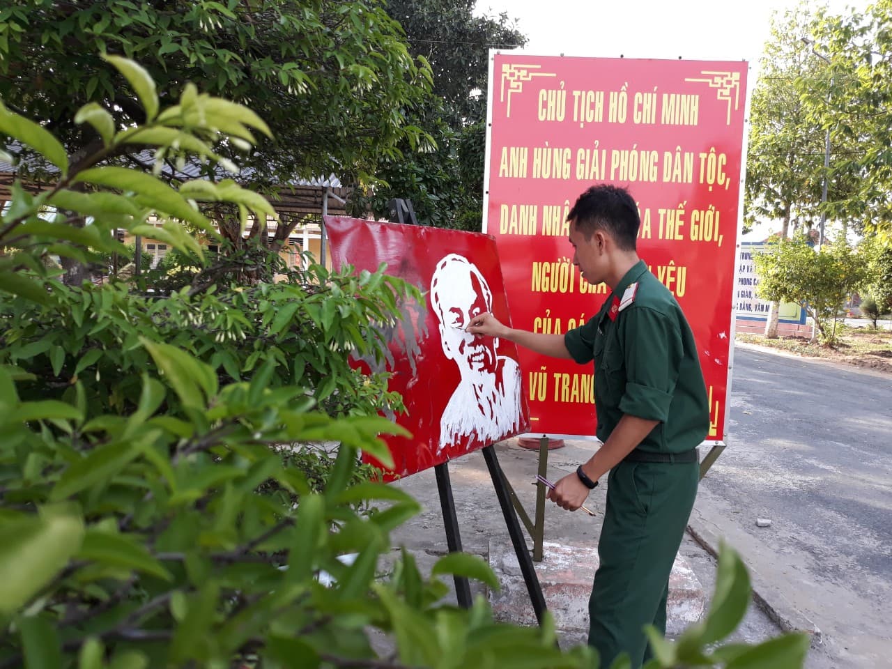 Người chiến sĩ say mê vẽ chân dung Bác Hồ