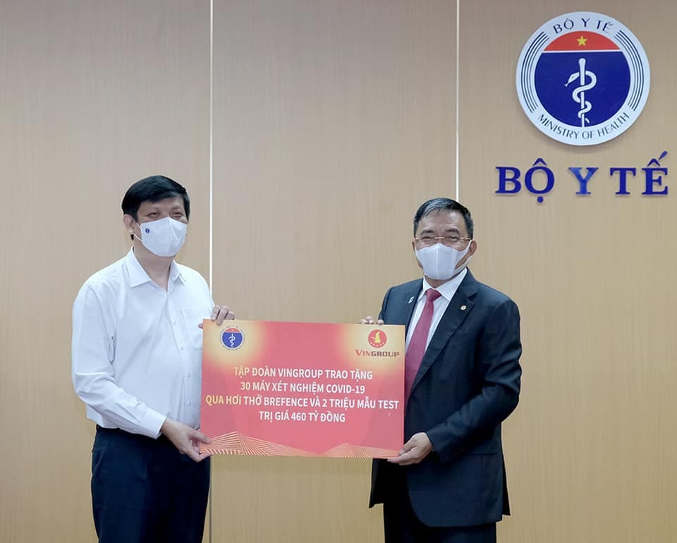 Tập đoàn Vingroup trao tặng Bộ Y tế 30 máy xét nghiệm Covid-19 qua hơi thở