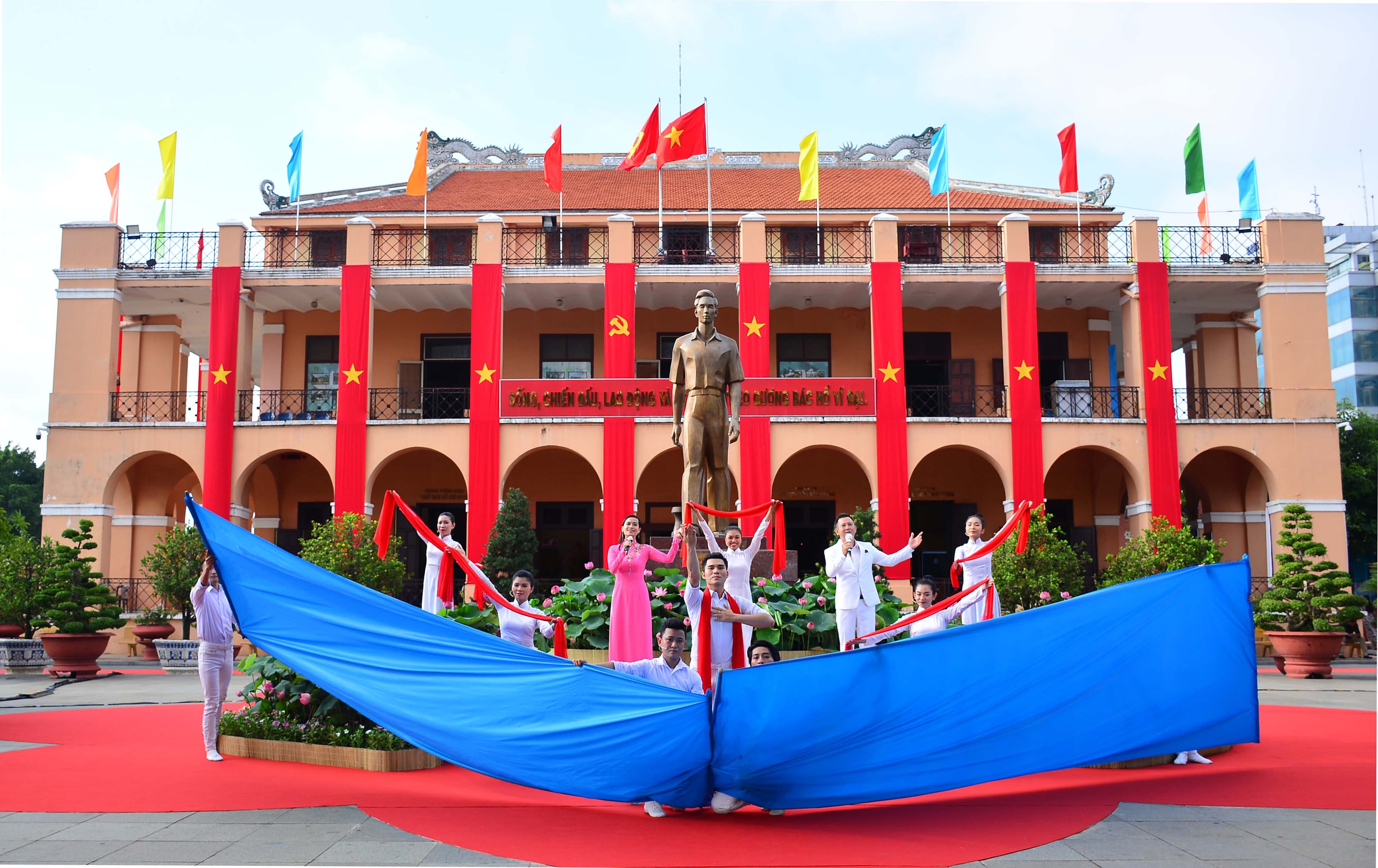 Thành phố Hồ Chí Minh tổ chức Lễ kỷ niệm 110 năm Ngày Bác Hồ ra đi tìm đường cứu nước
