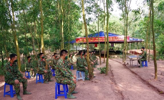Tâm sự đêm mưa của cô gái trẻ F1: Em thương các anh đêm nay ngủ ngoài rừng!