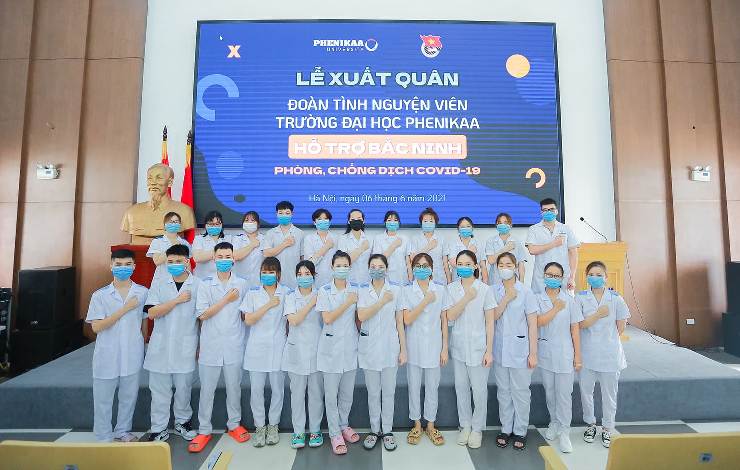 "Xếp bút nghiên" tình nguyện vào tâm dịch