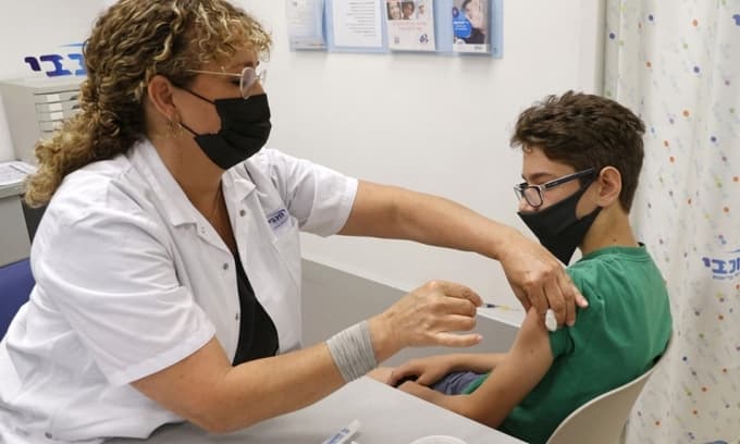 Israel bắt đầu tiêm vaccine phòng Covid-19 cho trẻ vị thành niên
