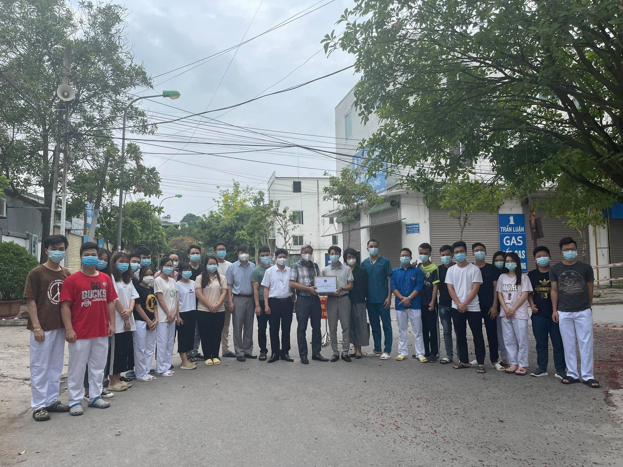 Thứ trưởng Bộ Y tế thăm hỏi, động viên thầy trò các trường y dược chi viện cho Bắc Giang