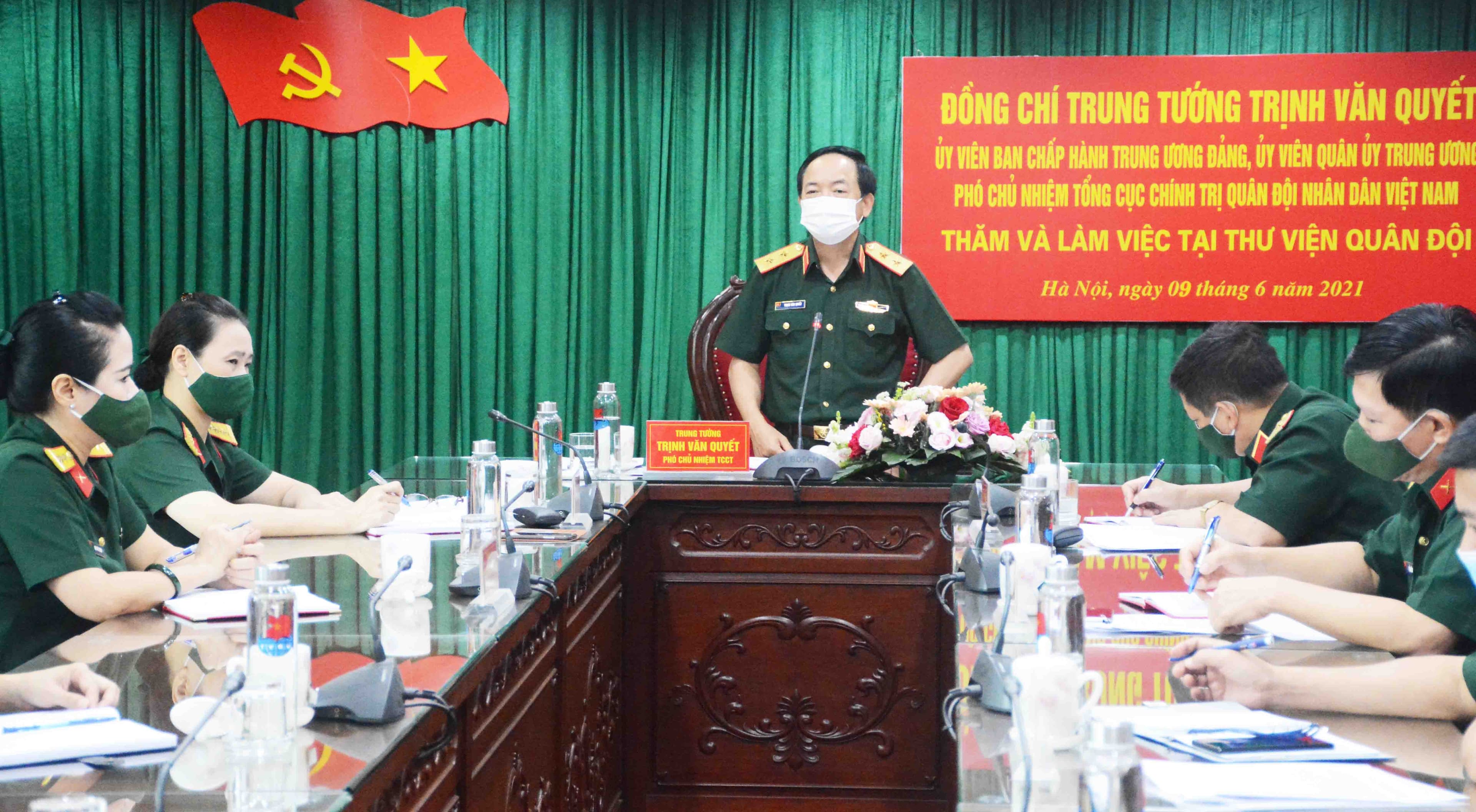Trung tướng Trịnh Văn Quyết thăm và làm việc với Thư viện Quân đội