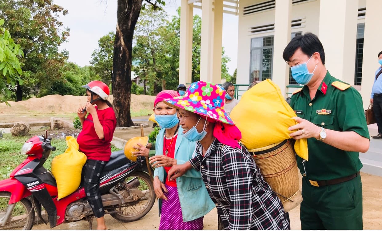 Trung đoàn Kinh tế-Quốc phòng 710: Hỗ trợ hơn 4,2 tấn gạo cho bà con vùng biên giới