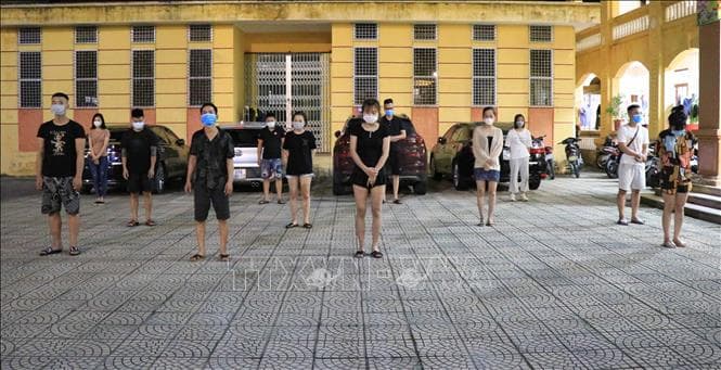 Bắt quả tang hàng chục đối tượng sử dụng ma túy, "bay lắc" trong quán karaoke giữa mùa dịch