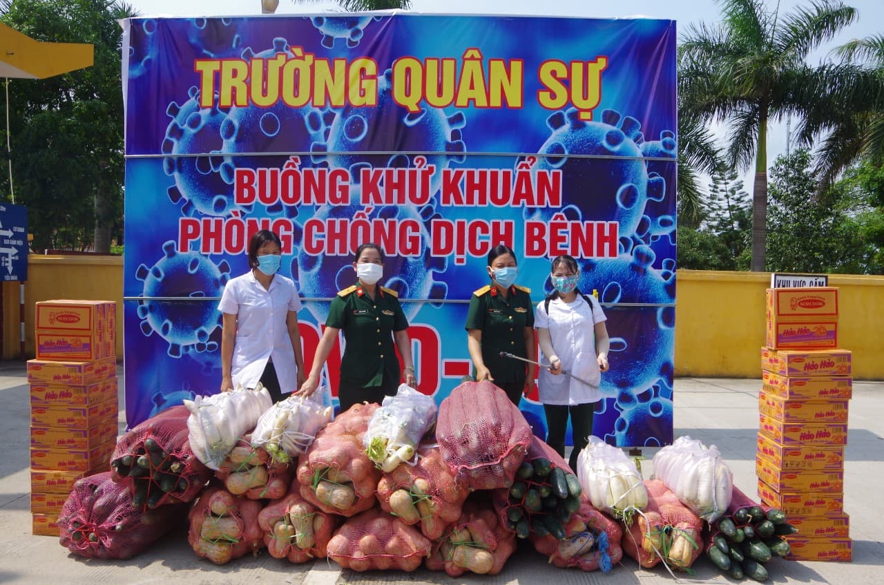 Những “bóng hồng” nơi tâm dịch
