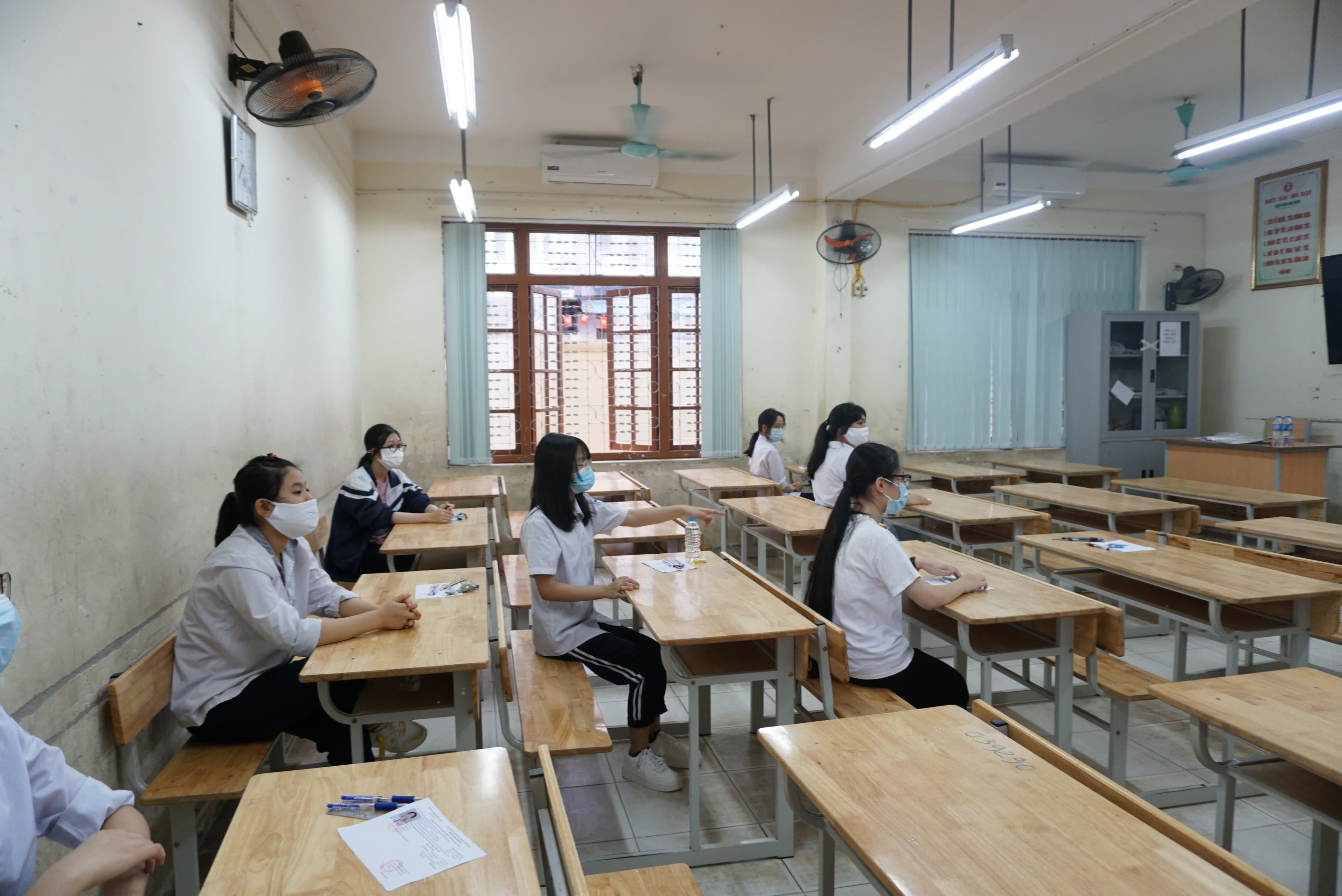Lãnh đạo thành phố Hà Nội kiểm tra công tác coi thi vào lớp 10