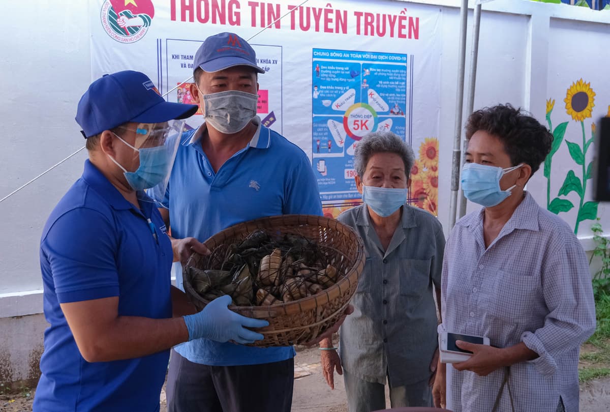 Nhân dân gói bánh tặng lực lượng tại chốt kiểm soát phòng, chống dịch Covid-19