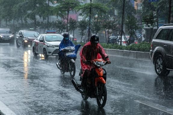 Thủ đô Hà Nội ngày nắng, chiều tối và đêm có mưa rào