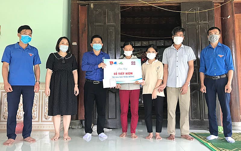 Trao sổ tiết kiệm 100 triệu đồng tặng hai thanh niên hy sinh cứu người