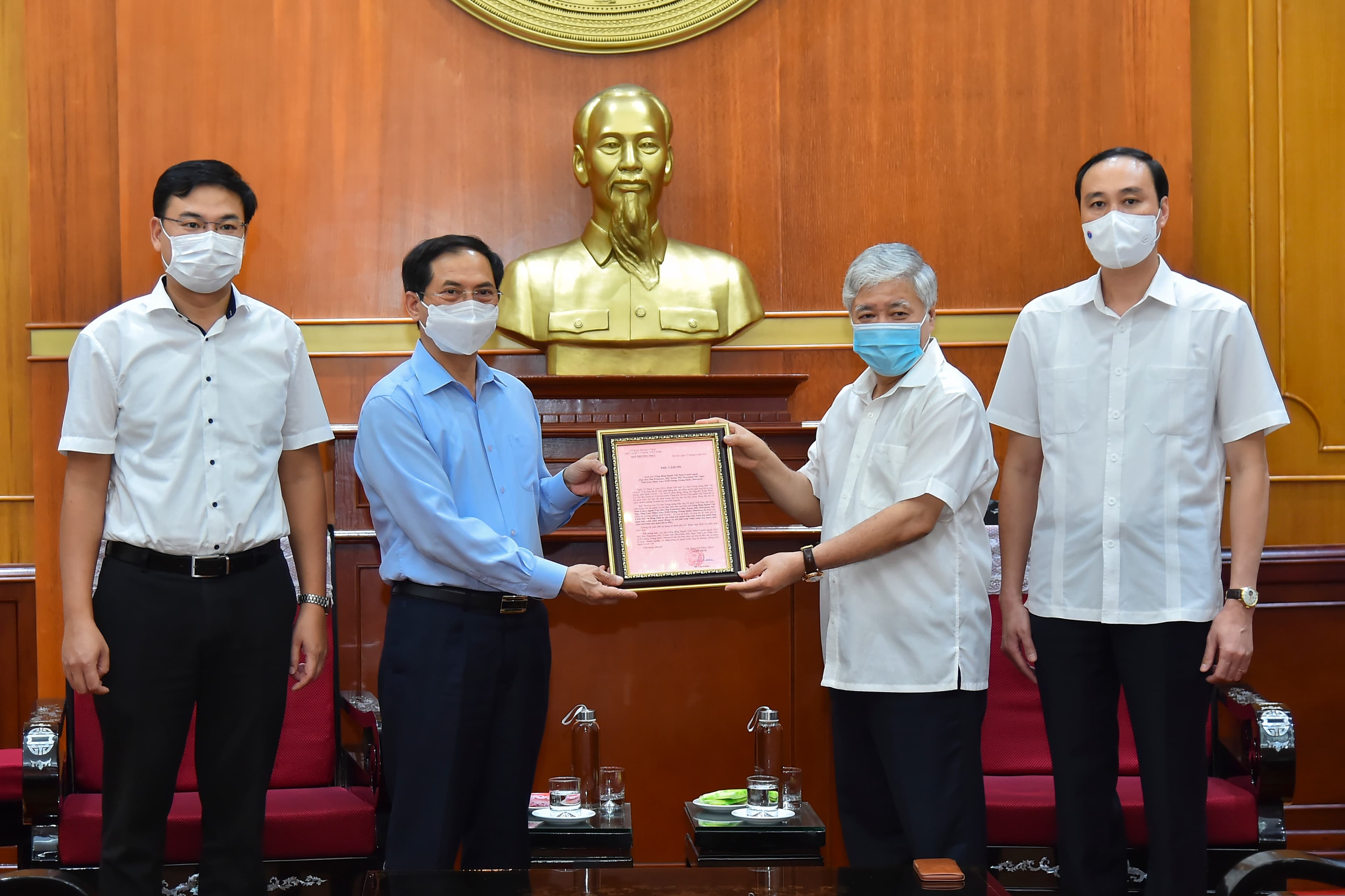 Bộ Ngoại giao trao 6,2 tỷ đồng của kiều bào ủng hộ Quỹ vaccine phòng, chống Covid-19