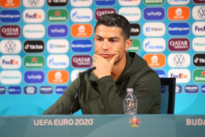 UEFA cảnh báo các cầu thủ không gạt đồ uống của nhà tài trợ Euro 2020