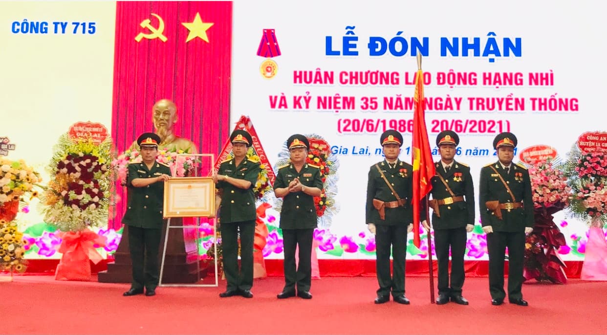 Công ty 715 (Binh đoàn 15) đón nhận Huân chương Lao động hạng Nhì