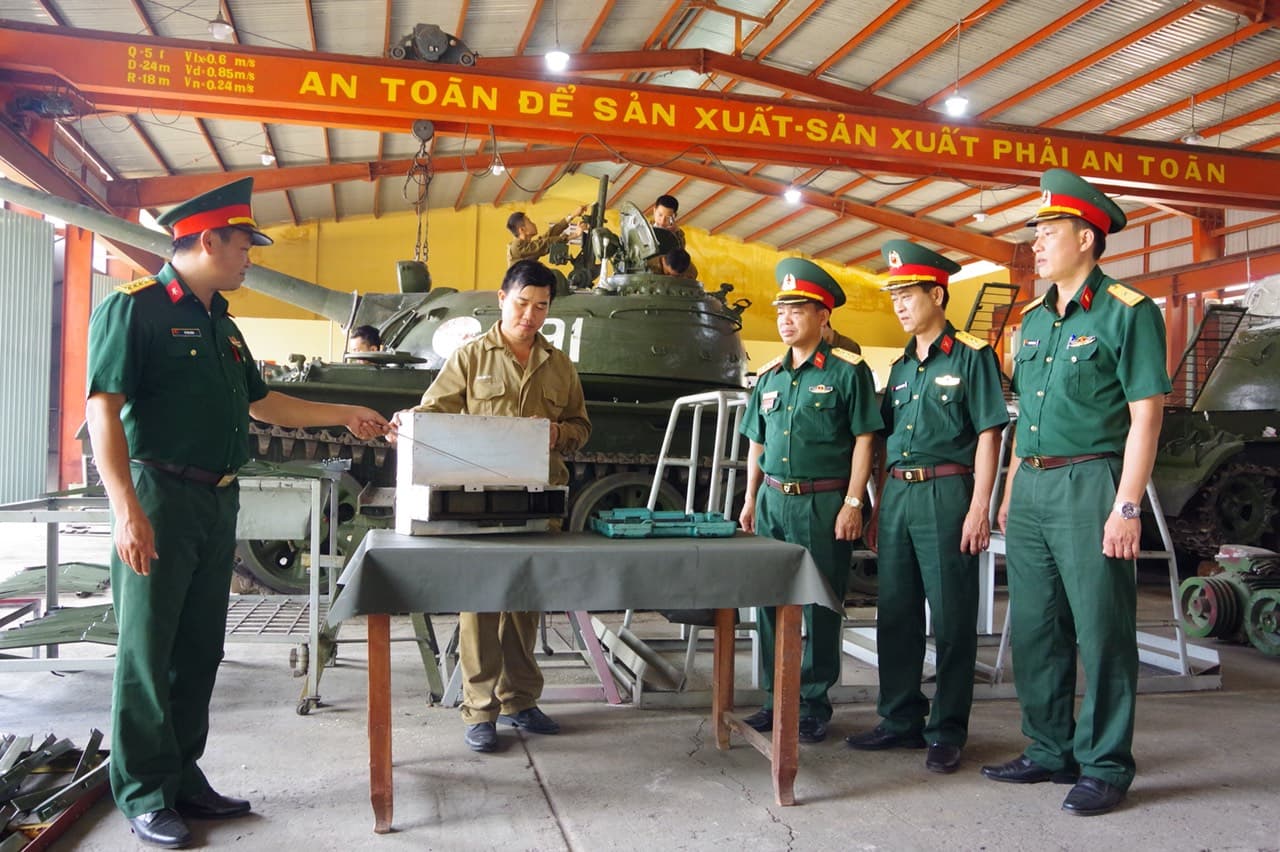 Làm chủ bảo đảm kỹ thuật xe tăng, thiết giáp