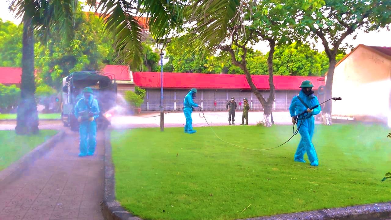Lực lượng hóa học Quân khu 4 phun khử khuẩn toàn bộ thành phố Vinh