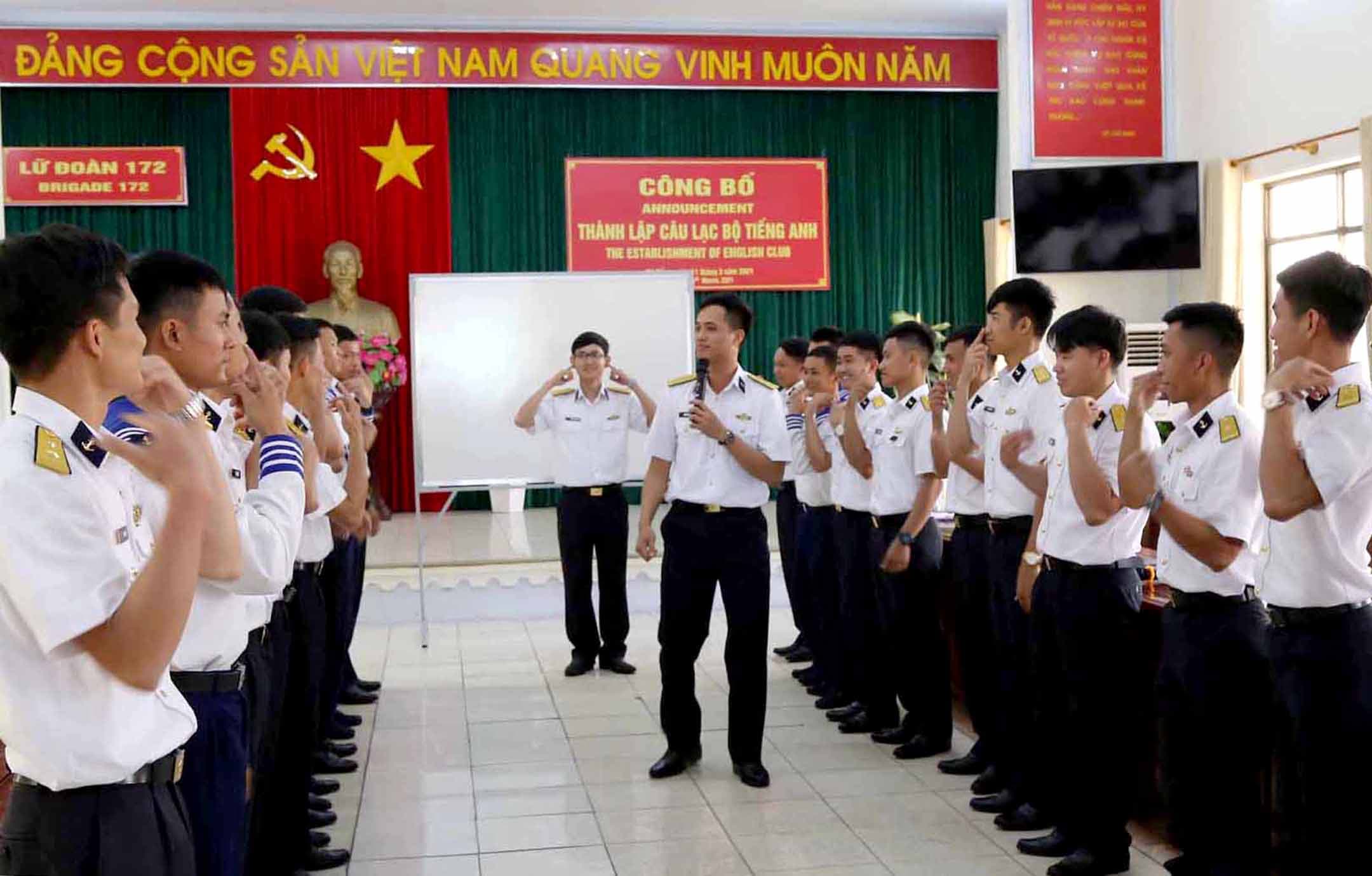 Bộ đội hải quân nói tiếng Anh