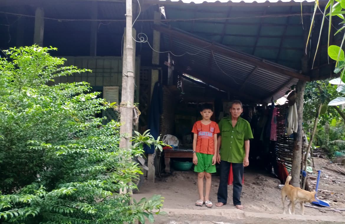 Cựu chiến binh nuôi cháu mù lòa
