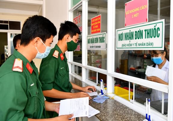 Quy định về tham gia bảo hiểm y tế với quân nhân và người làm công tác cơ yếu