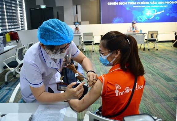 TIÊM PHÒNG COVID-19: KHẨN TRƯƠNG, NHƯNG KHÔNG CẨU THẢ!